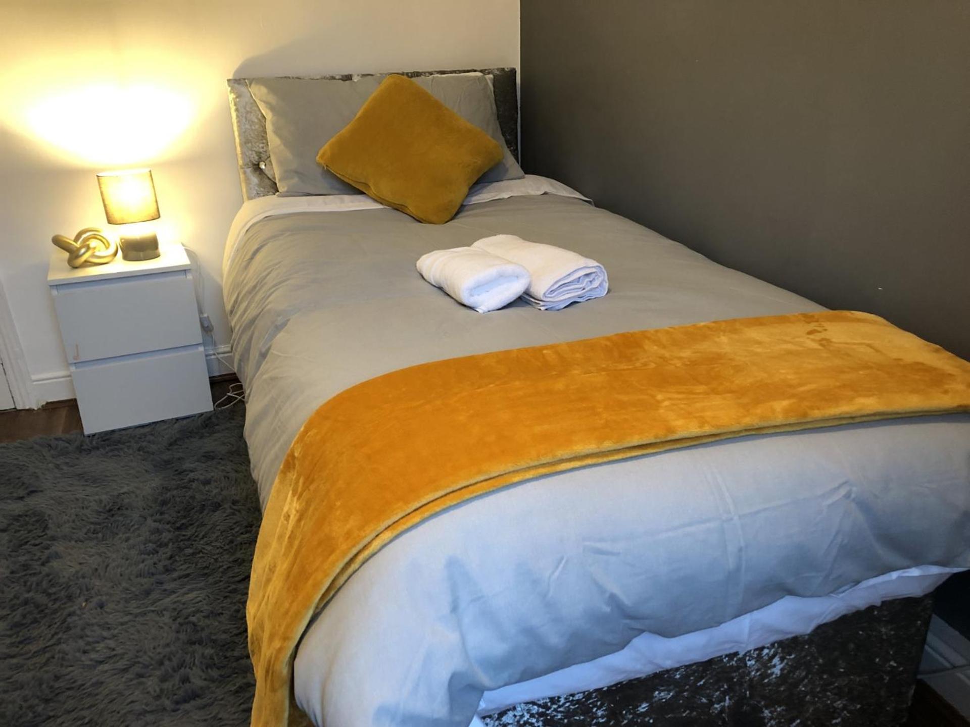 Comfortable From - Sleeps - 10 Holiday home Bolton