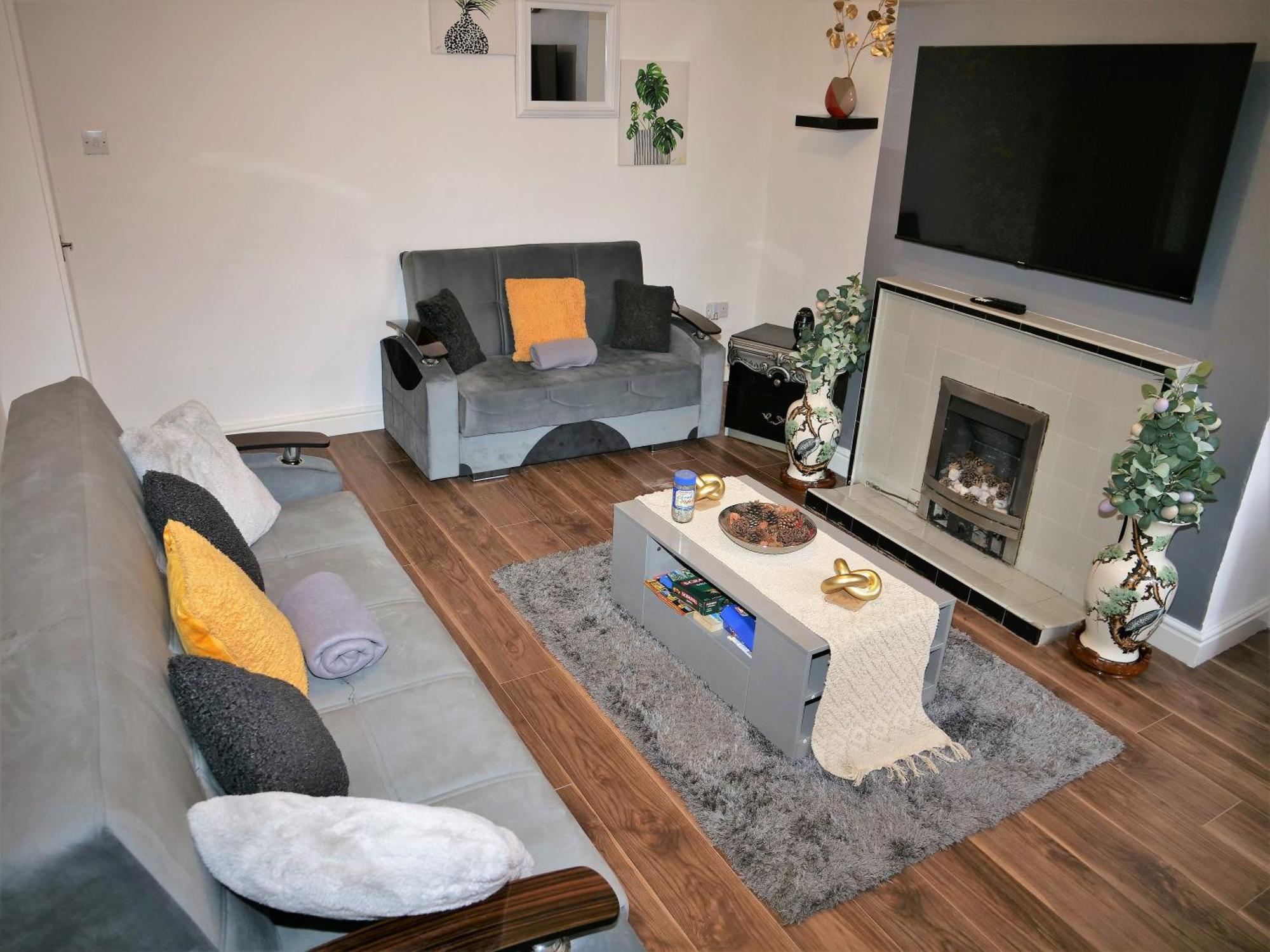 Comfortable From - Sleeps - 10 Holiday home *